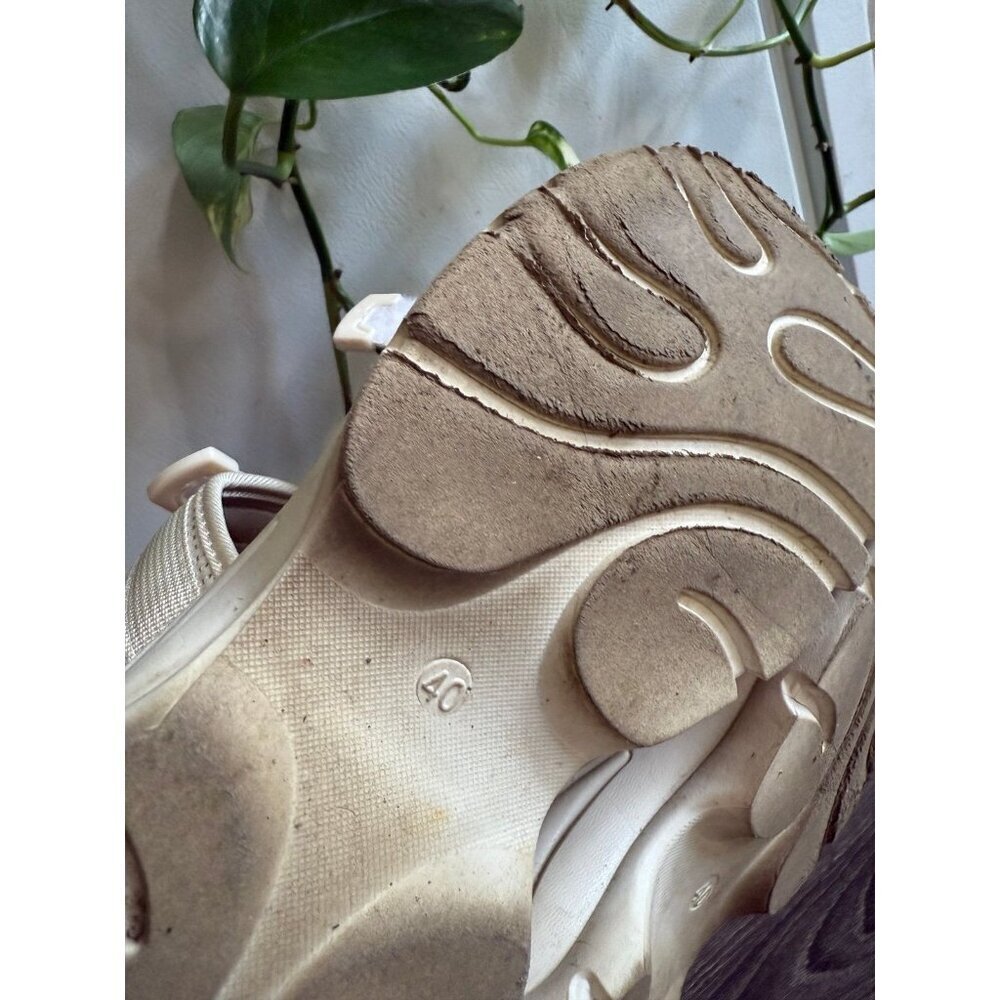 Women’s size 8/9 white Velcro sandals - Picture 9 of 10